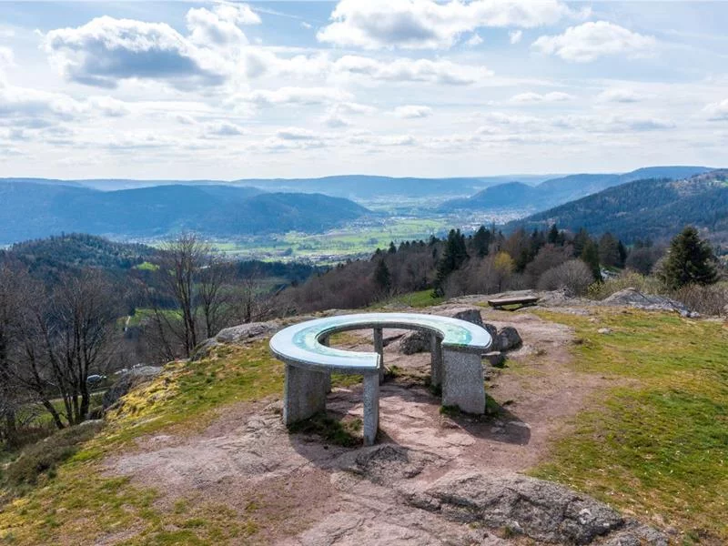 Point de vue :Table d'orientation du Haut-du-tôt