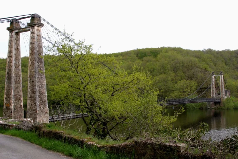 Méandre de la Tardes et pont supendu