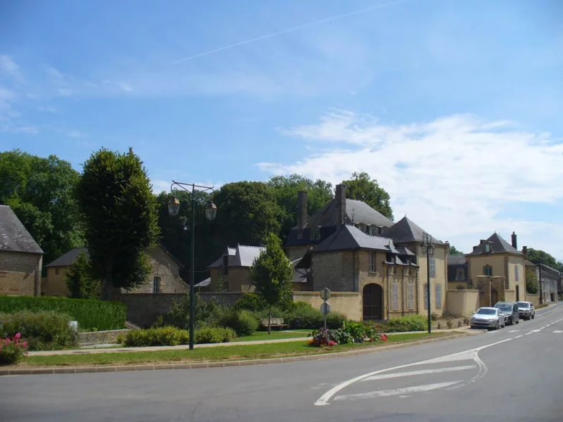 REMILLY AILLICOURT, Village Fleuri "2 Fleurs"