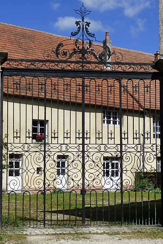 Grille du prieuré à Chassigny