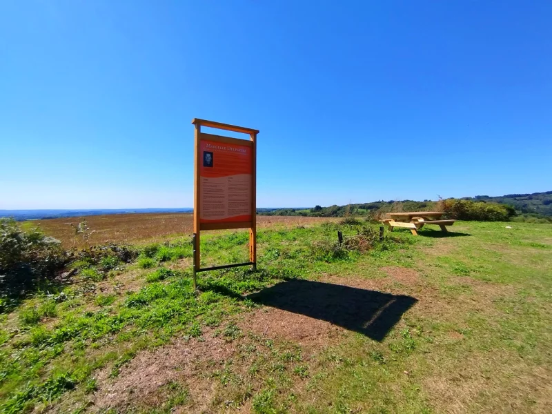 Puy des Fayes et stèle Marcelle Delpastre