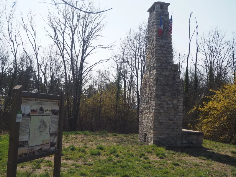 Mémorial et cheminée du camp américain