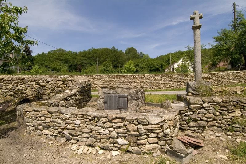 La croix  et  la  fontaine de Villelot