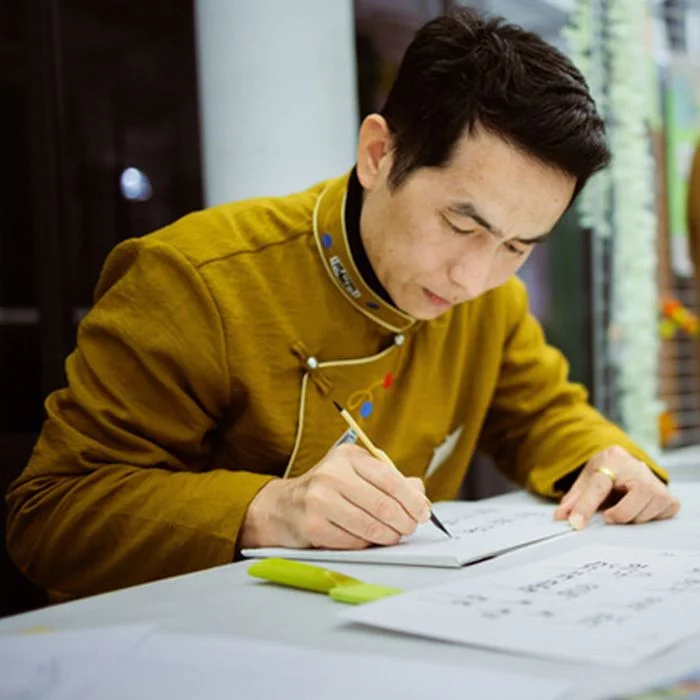 Calligraphie tibétaine avec Tenzin Phentok