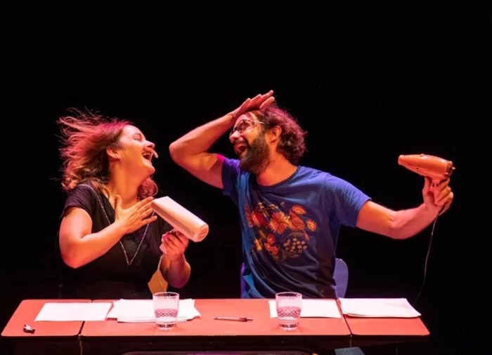 Le mystère du gant, vaudeville à table ou presque