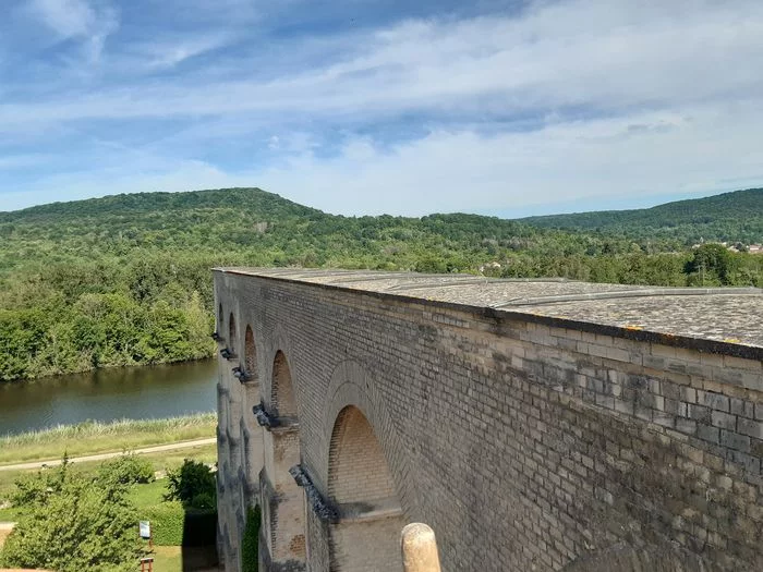 "Levez les yeux : Voyage au cœur de l’ingénierie antique – Découvrez l’aqueduc gallo-romain de Jouy-aux-Arches et son bassin de décantation !"