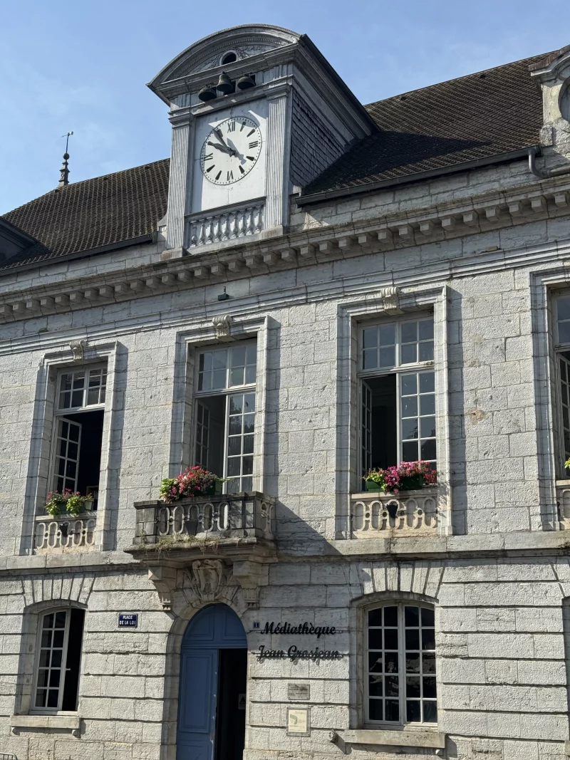 Visite guidée de la Médiathèque Jean Grosjean.