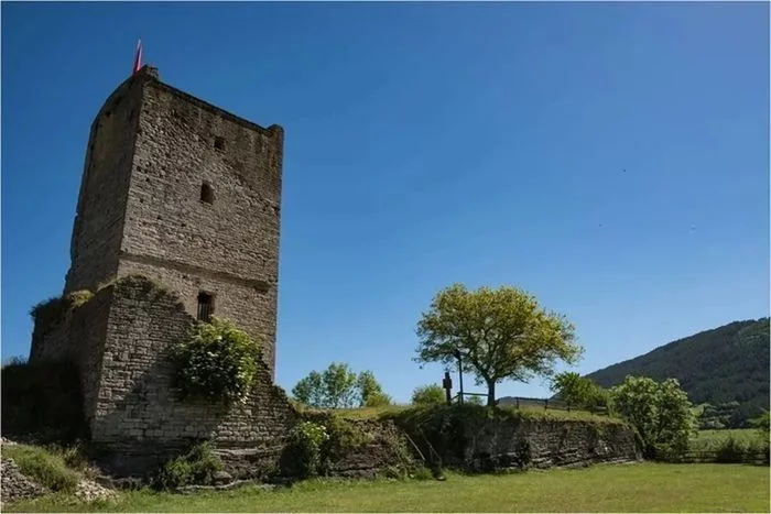 Visite libre de la tour médiévale de Chanac, dominant la vallée du Lot lozérienne