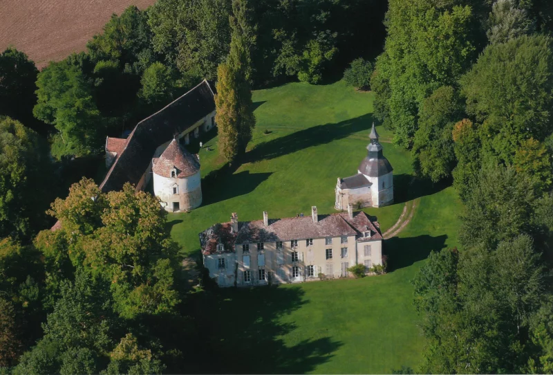Visite libre du parc et des bâtiments annexes du Château de Vicques