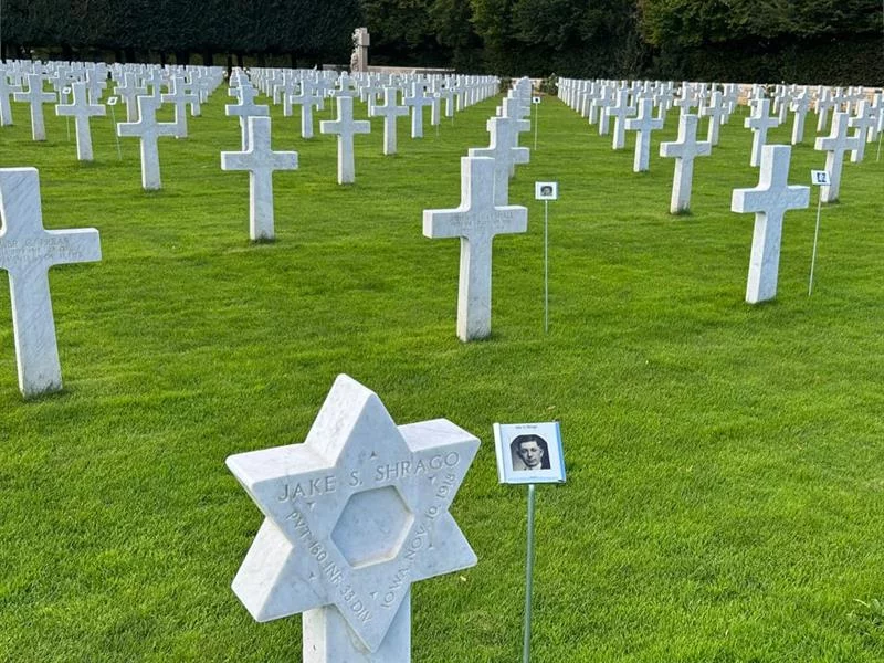 Appel à volontaires au cimetière américain – Installation de l'exposition