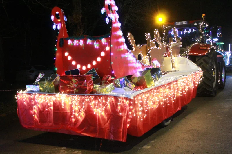 Noël enchanté défilé de tracteurs lumineux (89560 Ouanne)