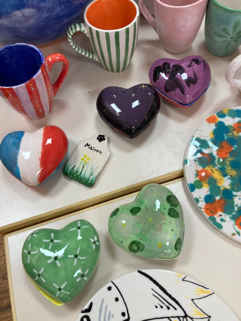 Atelier décoration sur céramique