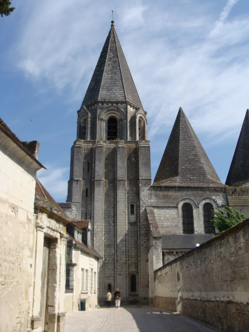 Visite guidée « La Collégiale Saint-Ours et ses restaurations : récit depuis le Moyen-Âge jusqu’en 2025 »