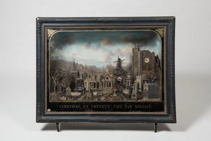 Exposition de l’œuvre «Cimetière en cheveux»