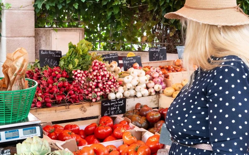 Marché aux produits de bouche et créateurs