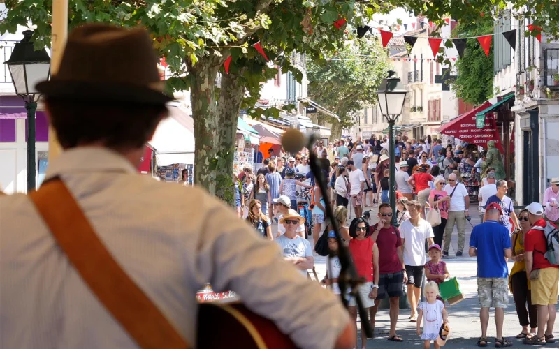 Bal au kiosque avec Koloka Taldea - Toro de Fuego et bataille de confettis