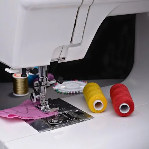 Le FabLab : machines à coudre et brodeuse