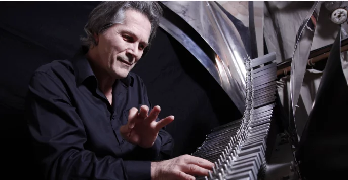 Michel Deneuve, au clavier Cristal Baschet