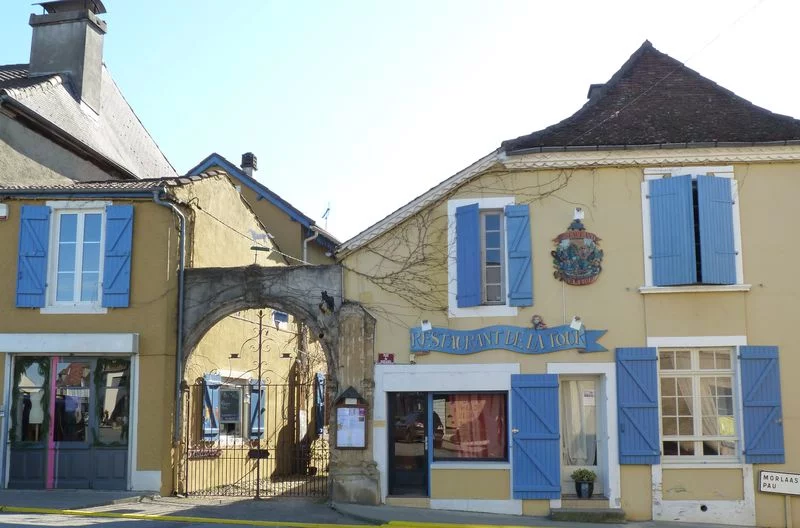 Exposition de peintures de Mme Maugeri, au restaurant De la Tour