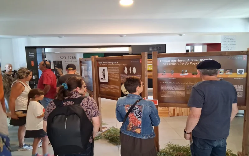 Visite du centre d'interprétation Mehaka sur la Basse Navarre et du village de Baigorri en français.