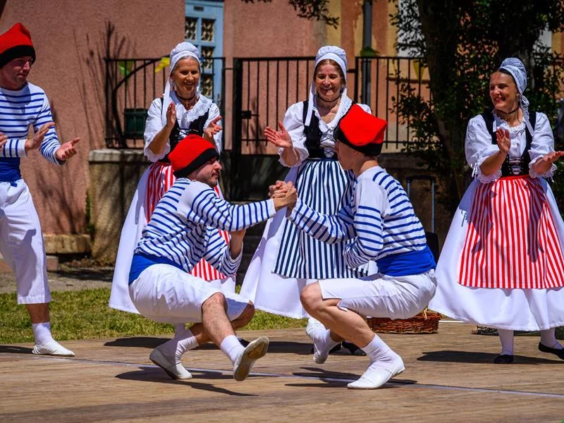 Regards croisés: Alsace/Provence. Les Burgdeïfala invitent les Enfants d'Arausio