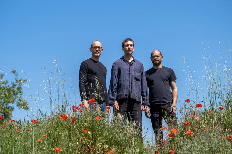 Concert du Trio Matthieu DONARIER (saxophone), Manu CODJIA (guitare), et JoeQUITZKE (batterie)