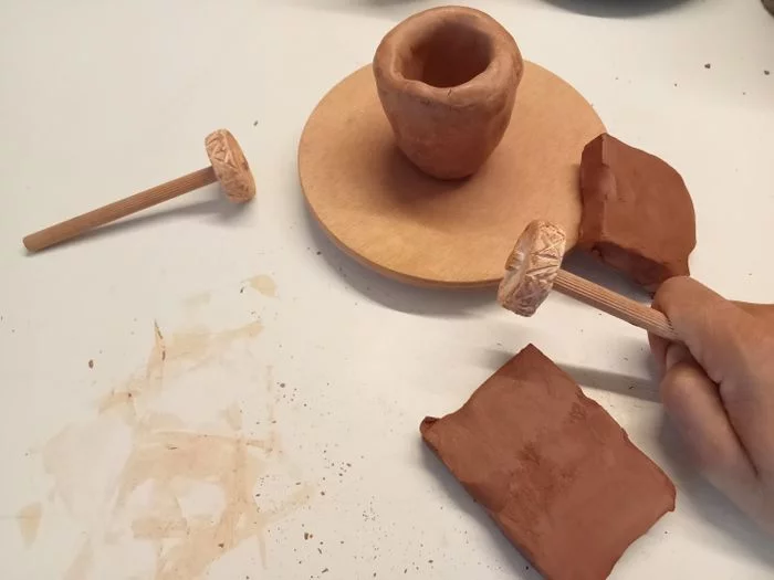 Atelier jeunes archéos : Plein pot sur la céramique.