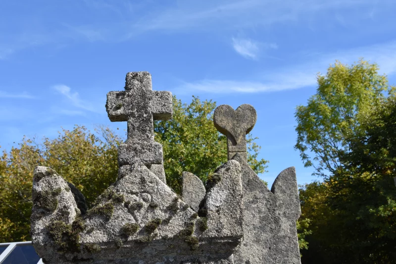 Dans les allées du cimetière