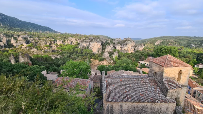 MOURÈZE : SES ROCHERS RUINIFORMES ET SON CHÂTEAU