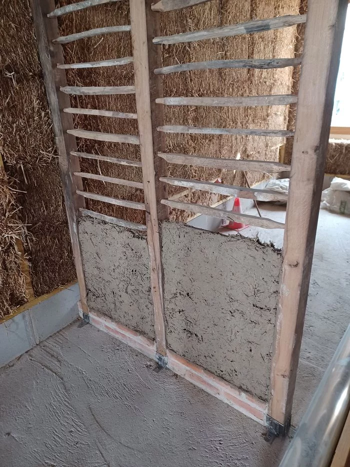 Visite d'une maison auto-rénovée en pierre, terre, paille