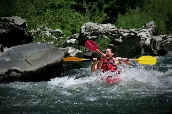 Descente en Canoë-Kayak en eaux vives avec Avenga