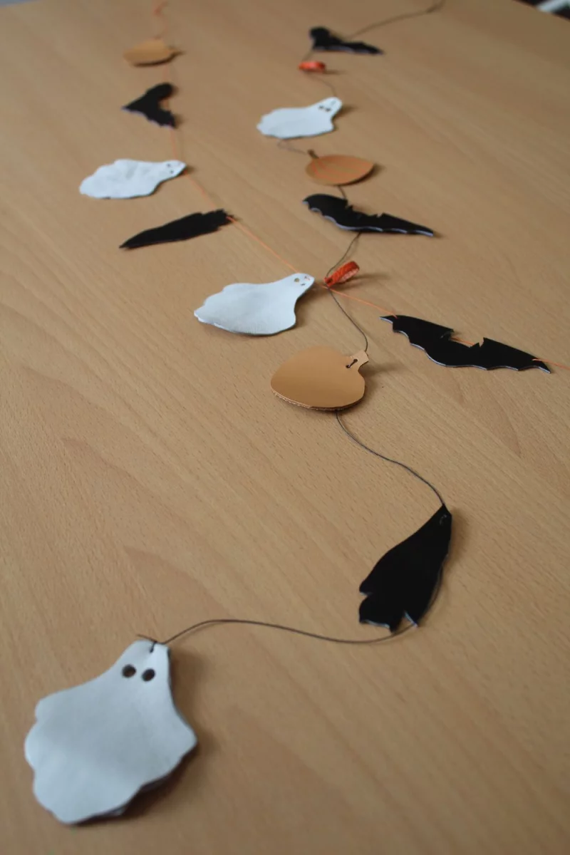 Atelier fabrication d'une guirlande d'halloween en cuir
