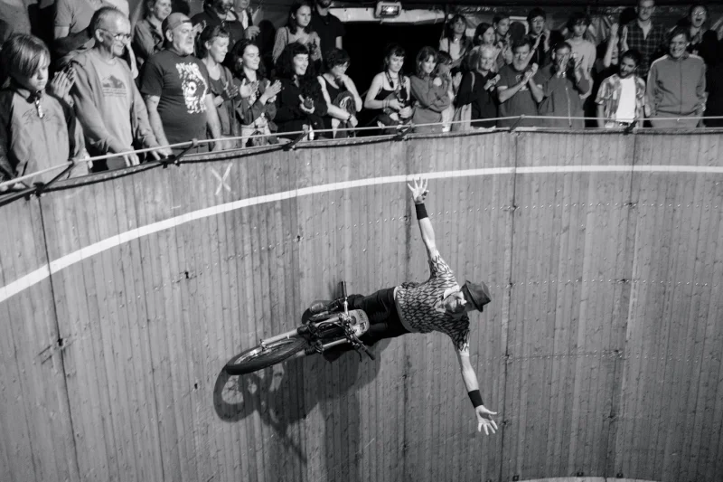 Agora Pôle National Cirque - Mortel Jus de Mortel / Compagnie La présidente a eu 19