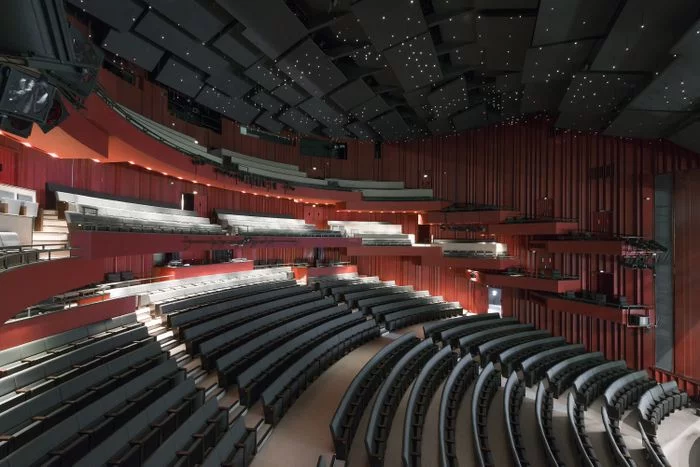 Levez les yeux ! Et si vous visitiez le théâtre de Caen ?