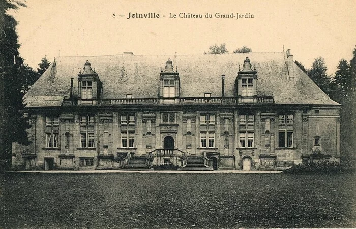 Le château du Grand Jardin en noir et blanc : une histoire à travers la photographie ancienne