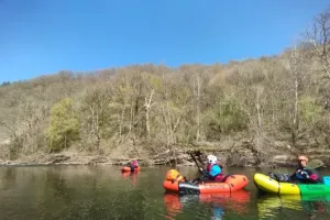 Packrafting en eau vive encadré dans les gorges du Lot à la journée