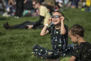 Distribution de lunettes pour l'éclipse solaire du 12 août