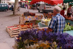 Marché traditionnel  et animations échassiers