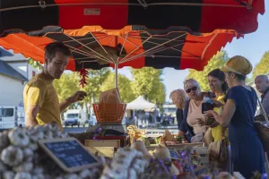 Le stand « tourisme & loisirs" Coteaux Béarn Madiran s’invite au marché !