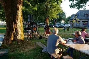 Le p'tit marché nocturne à Thérondels - en musique avec le groupe les marchands d'cailloux