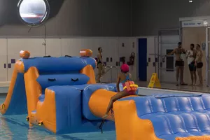 Jeux aquatiques à la piscine Alban Minville