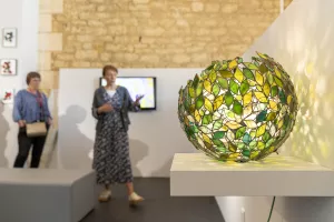 Août : le mois du Tiffany, au Musée du Vitrail de Grand Poitiers