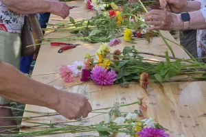 Atelier confection d'un bouquet de fleurs
