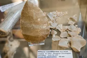 Atelier "taille de silex" au Musée de la Raymondie