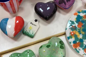 Atelier décoration sur céramique