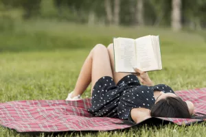 Lire sur l'herbe