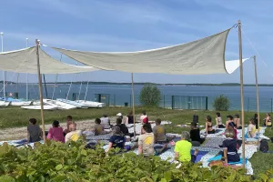 Séance Yoga - Mirage rafraîchissant ou stèle d’une crise climatique ?  // L’Art est dans le pré