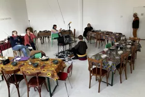 Sur la paille, un banquet