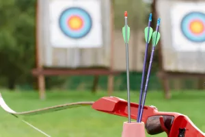 Initiation au tir à l'arc à la salle de jeux Clé de Sol