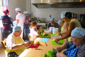La Cantine - Atelier anti-gaspi avec Camille en cuisine - Recettes à partir de queues de fraise